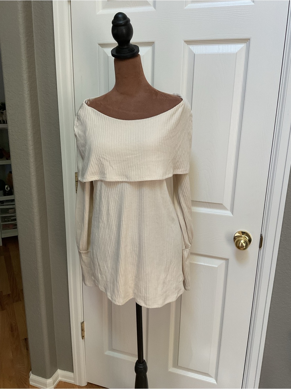 ANDREE BY UNIT Off-Shoulder Cream Tunic Top